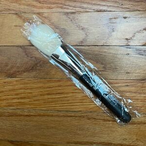 MAC NIB 135S Large Flat Powder Brush